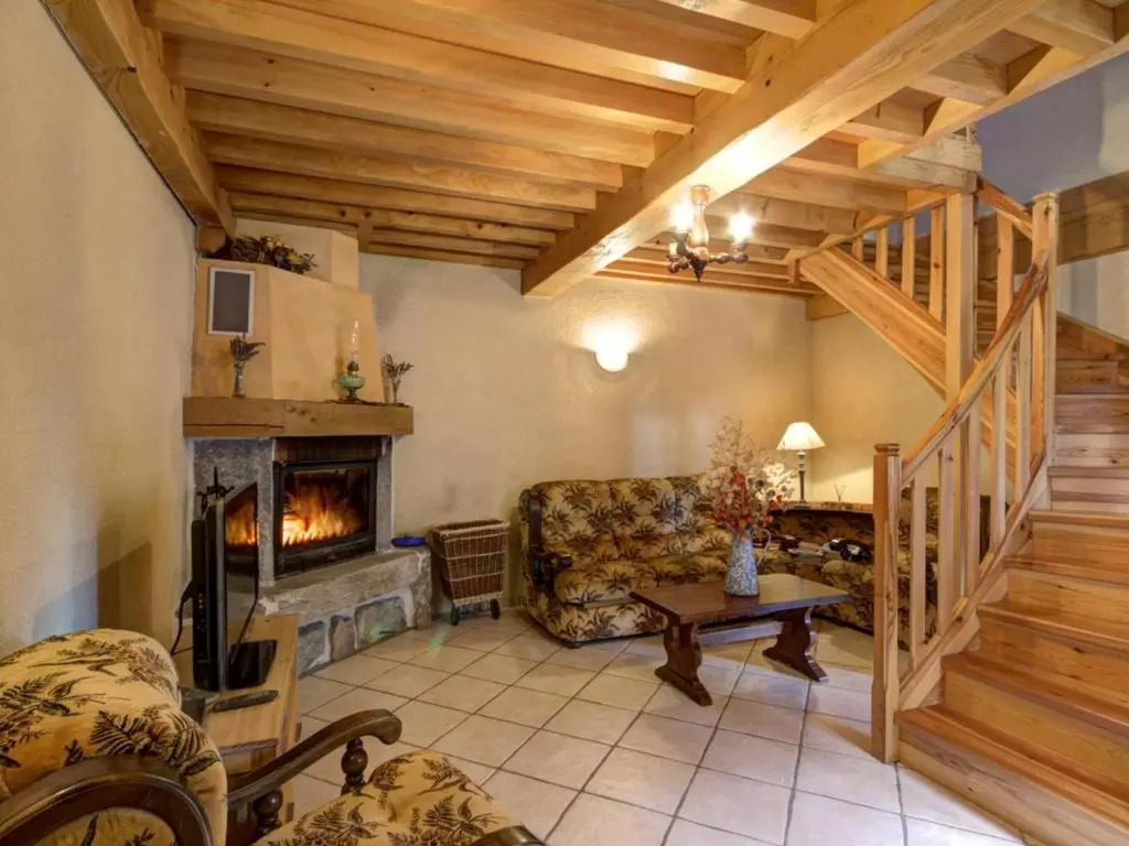 Gîte en Pierre Rest. avec Cheminée et Jardin, Parc Livradois-Forez - FR-1-496-19