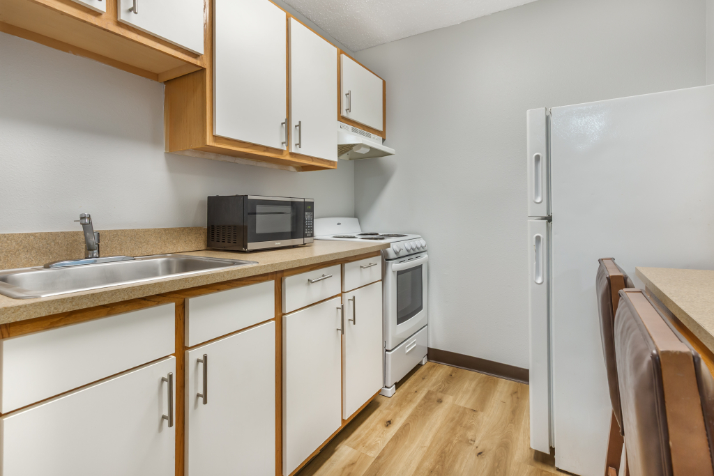 HomeTowne Studios & Suites by Red Roof Greensboro