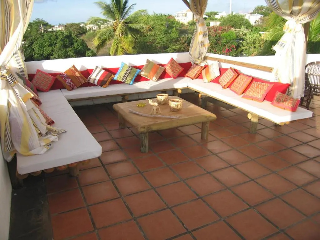 Villa Osumare Rootsy Beach front Guest House B&B