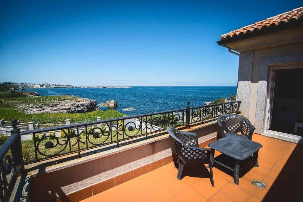 Chalet Pareado con Jardin en 1ª Linea de Mar