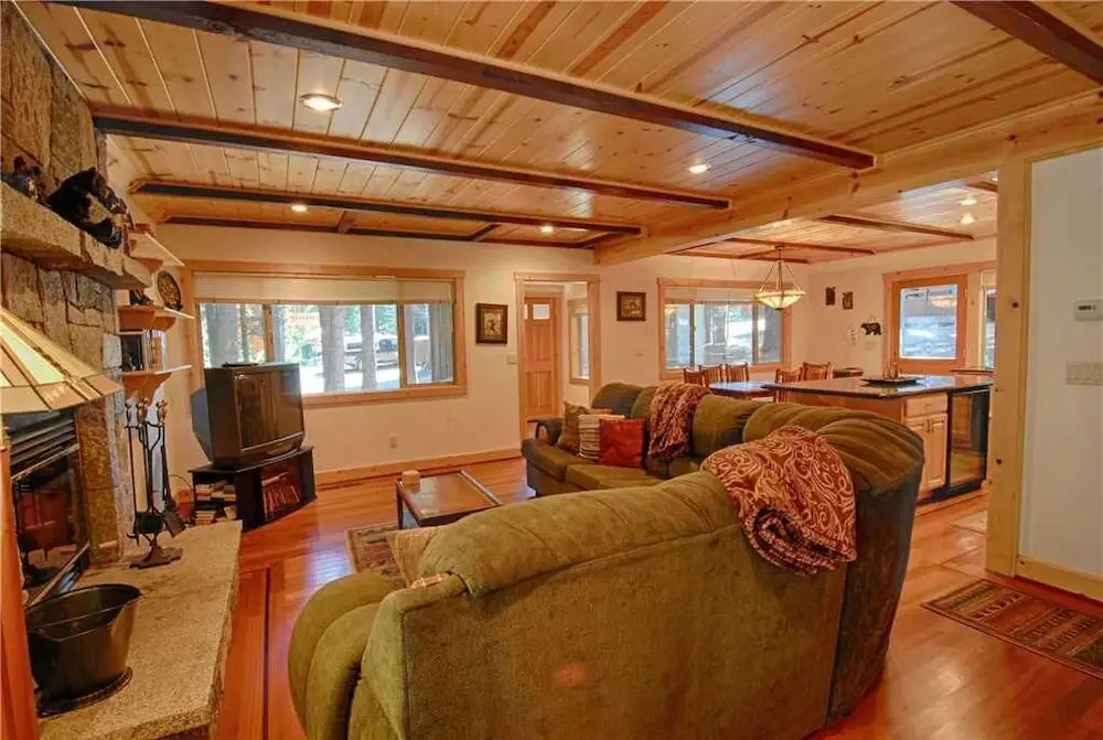 Lazy Bear Lodge W/huge Deck and Hot Tub! #247