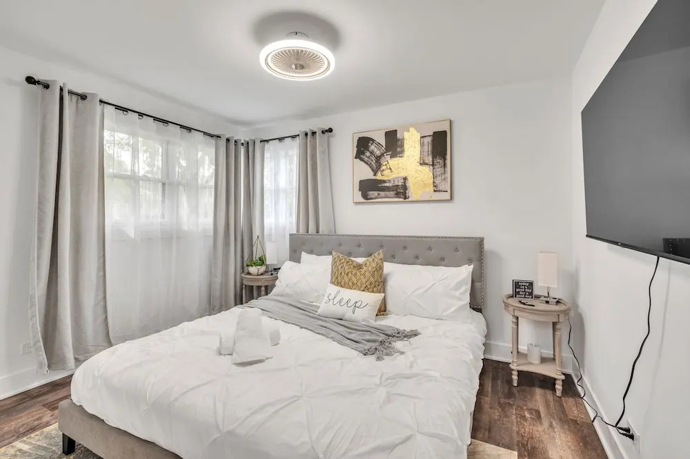 Modern Luxury Amenities Near Woodfield Mall 2 Bedroom Home by RedAwning