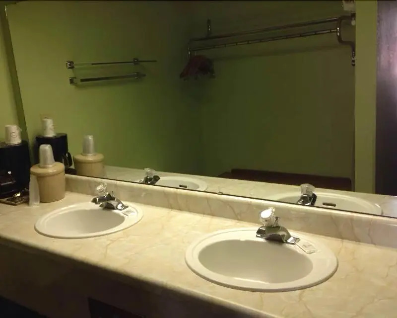 Royal Inn & Suites
