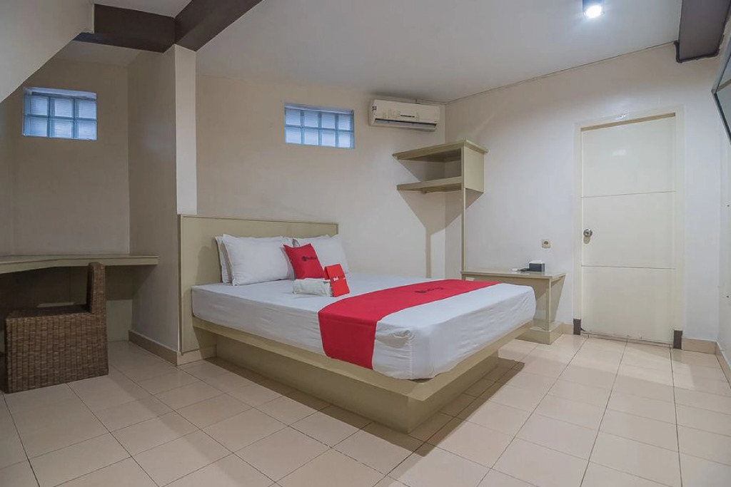 RedDoorz plus near Museum Geologi Bandung