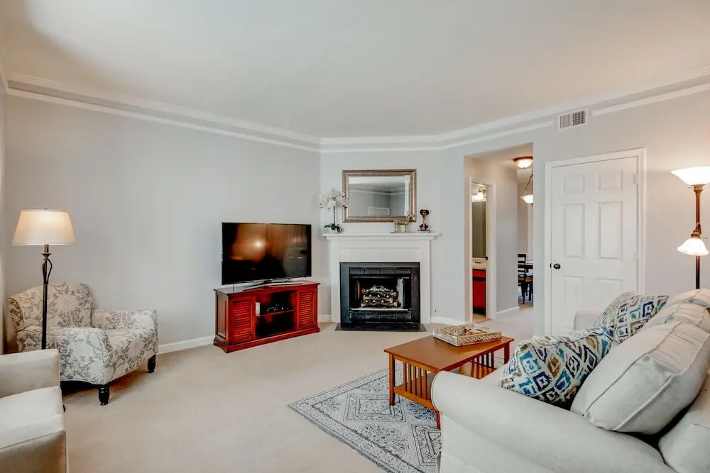 Long Blvd Condo Unit E3 - 2 Br Condo