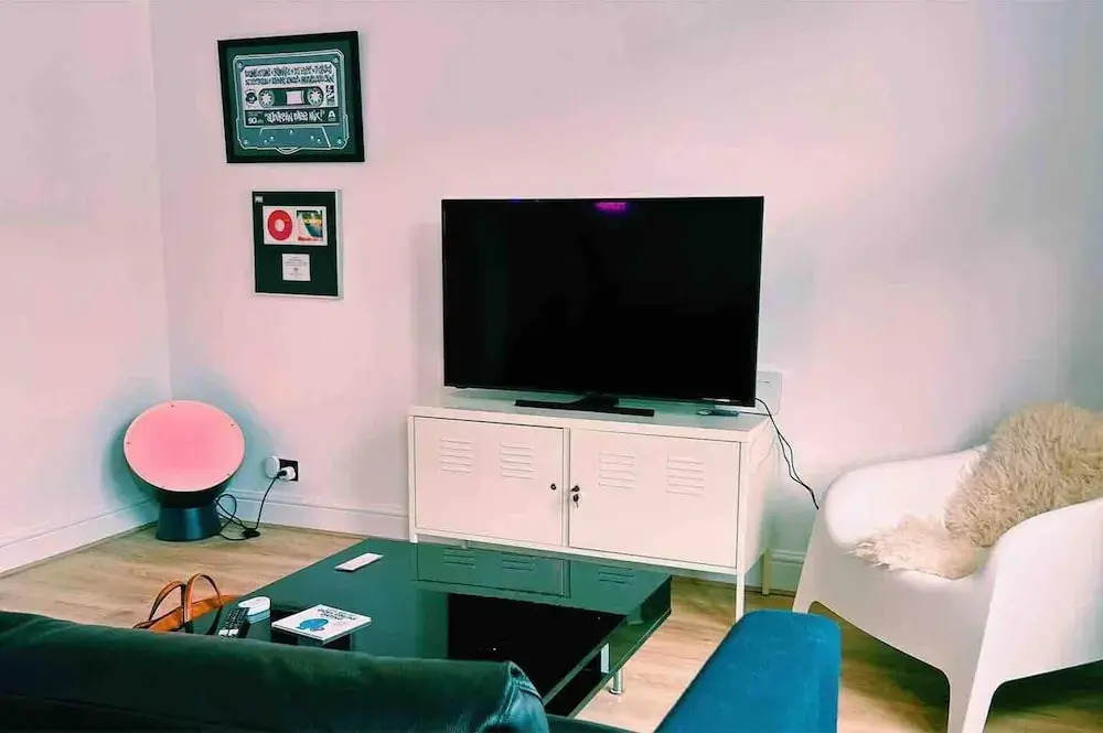 London Flat Next to Central Line Tube Station
