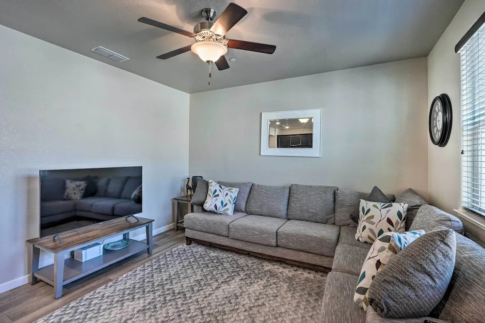Pet-friendly Elk Grove Retreat w/ Balcony!