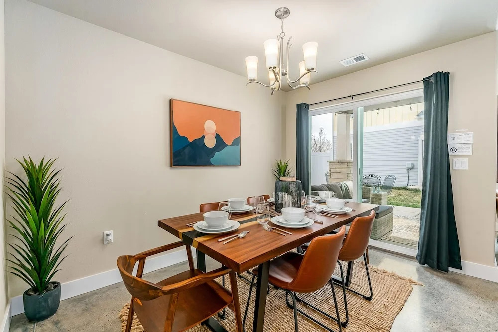 Spacious Home Near River – King Bd, Patio & Garage