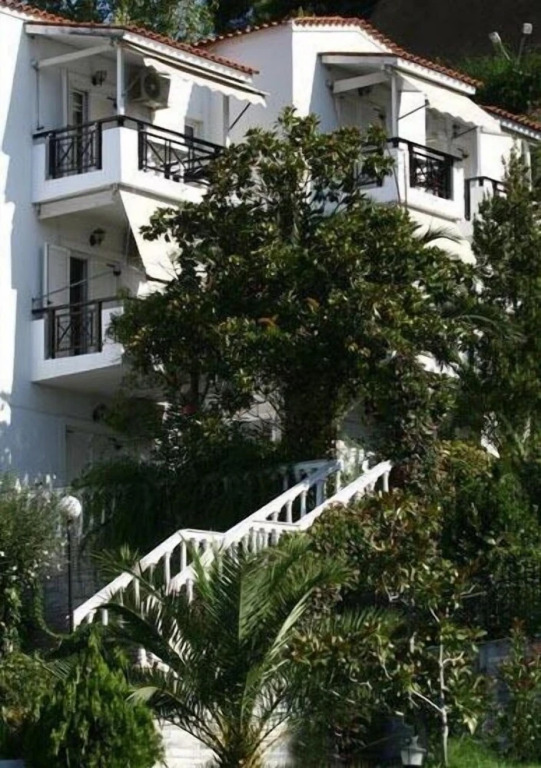 Dennis House