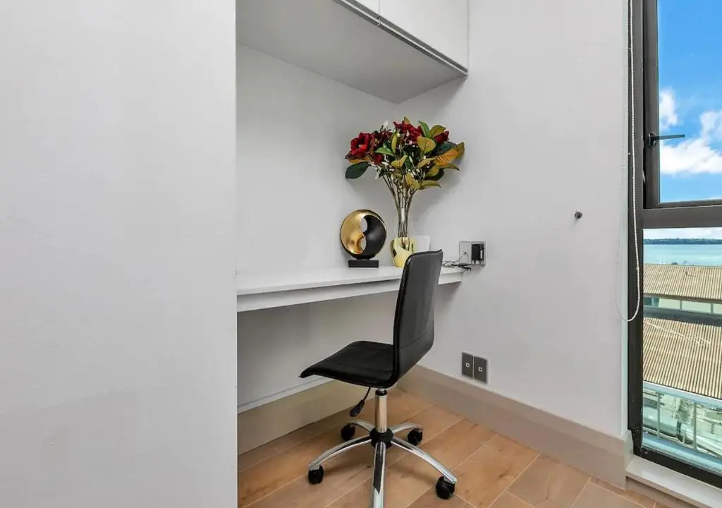 Sunny two bedrooms and Viaduct views