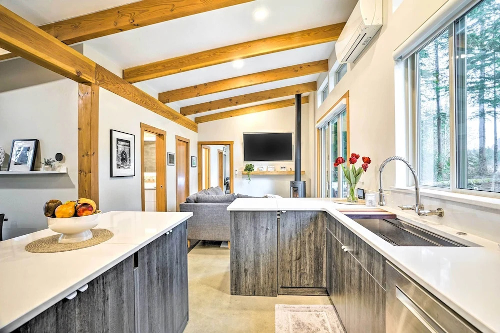 Heated Swim Spa! 15-Acre Cabin on Skykomish River