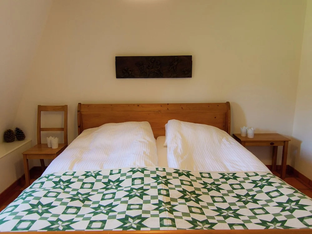 Exquisite Holiday Home in Issac With Swimming Pool