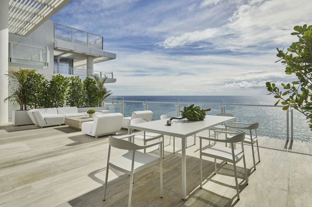 Four Seasons Hotel at The Surf Club