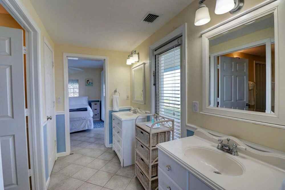Bayside Bungalow 1 - Large Screened Lanai With Beautiful Bay Views