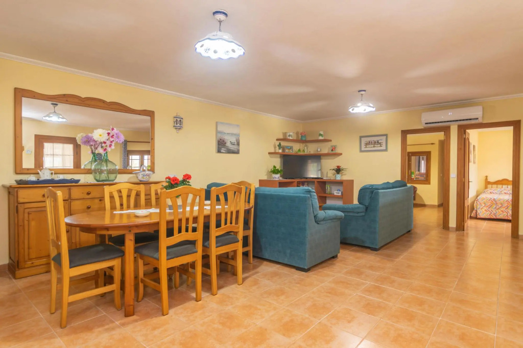 CAN TOMEU - Beautiful villa with private garden and pool in a quiet area. Free WiFi