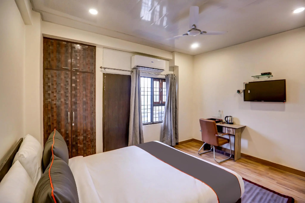 SR Inn by OYO Rooms