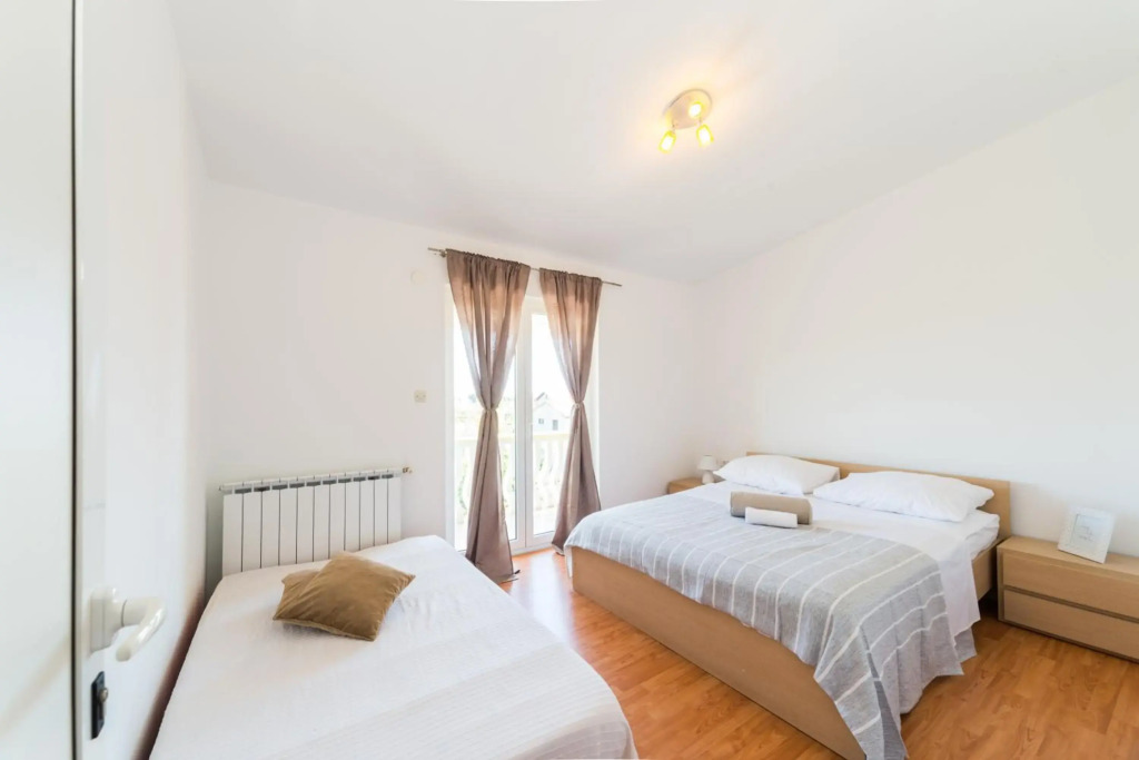 Crowonder Sun&Fun Holiday House with Large Swimming Pool, Playroom and Garden