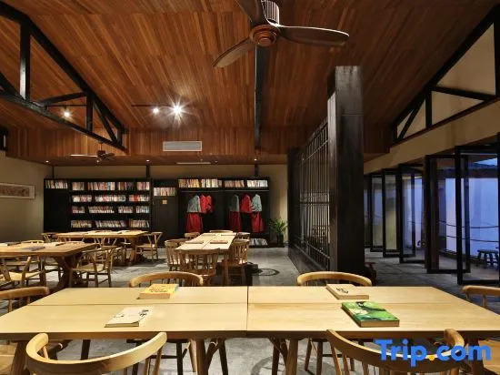 Taoshe Resort Hotel (People's Square Taoyangli Scenic Area Branch)