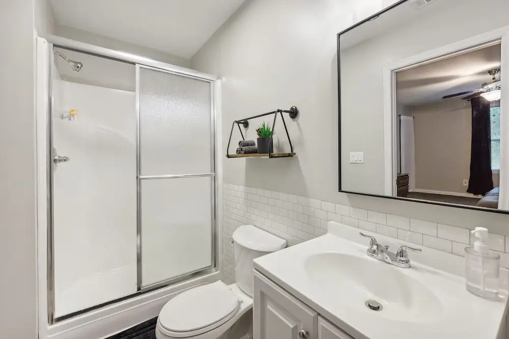 Macon Cottage w/ Porch - 2 Mi to Downtown!