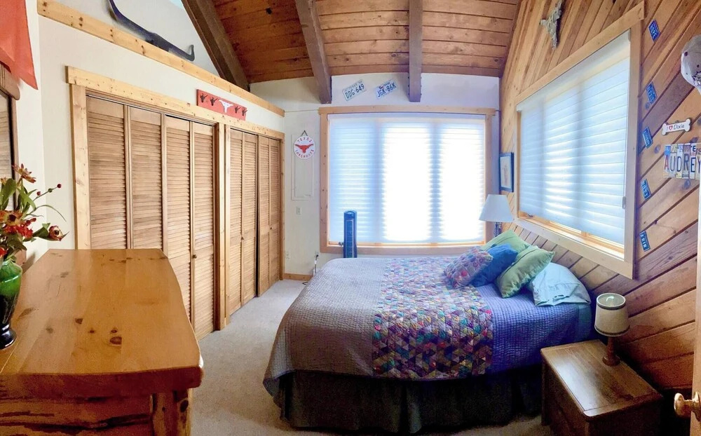 Sleeps 14, 3 Bedroom Home, Large Private Deck, on