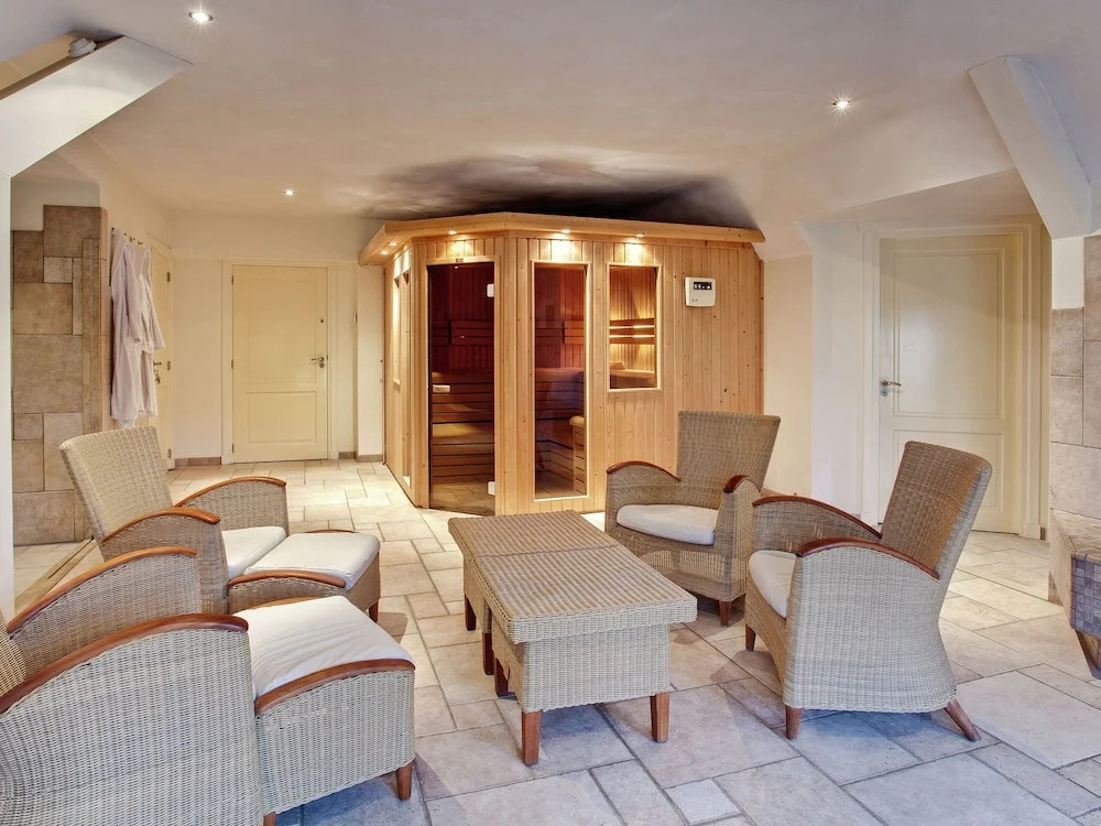 Lush Holiday Home in Oeffelt with 2 Saunas & Hot Tubs