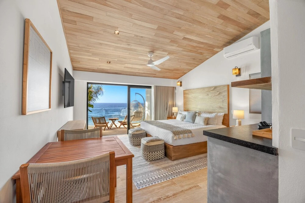 Private Careyeros Oceanfront Living