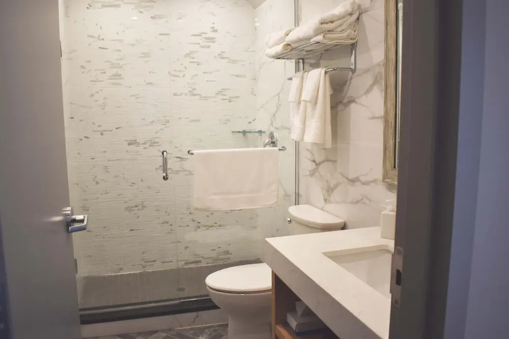 Colonial Hotel & Suites