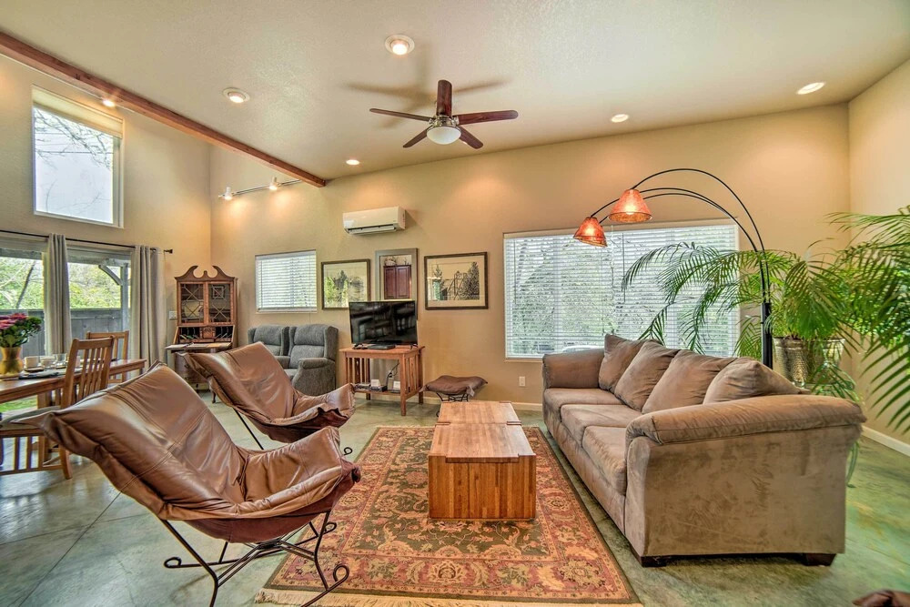 'hilltop Loft' Ukiah Vacation Rental!