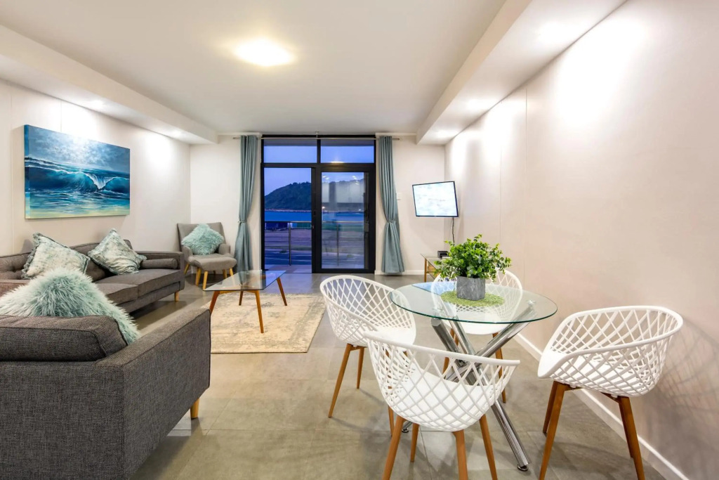 uSHAKA WATERFRONT - SPACIOUS SUBLIME STUNNER