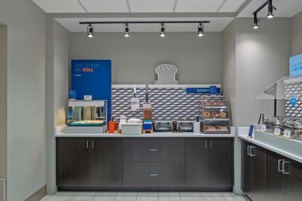 Holiday Inn Express Hotel & Suites Woodbridge by IHG