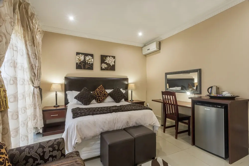 Room in Guest Room - Ezulwini Guest House - Relaxing Queen Room With Balcony in Balito, South Afirca