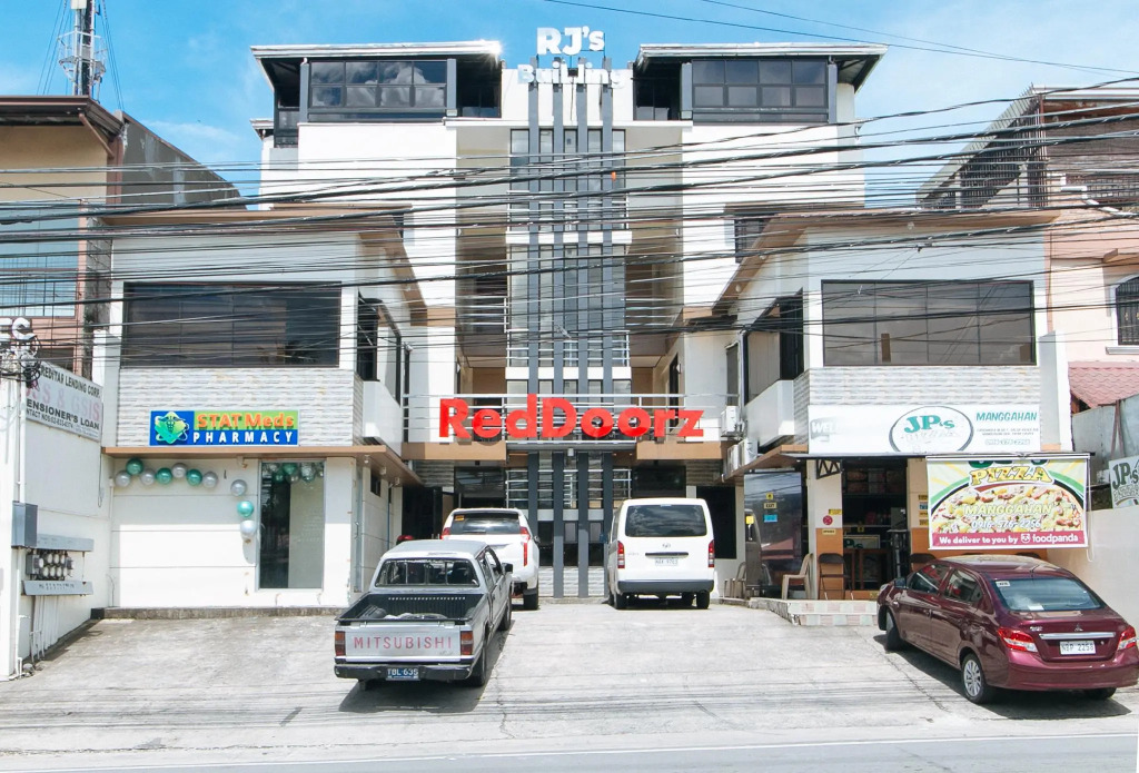 RedDoorz Hostel near Lyceum University Gen.Trias Cavite - Vaccinated Staff