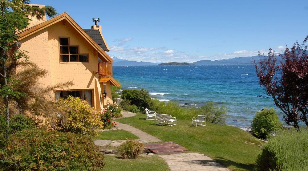 Warm House on the Edge of Lake H28