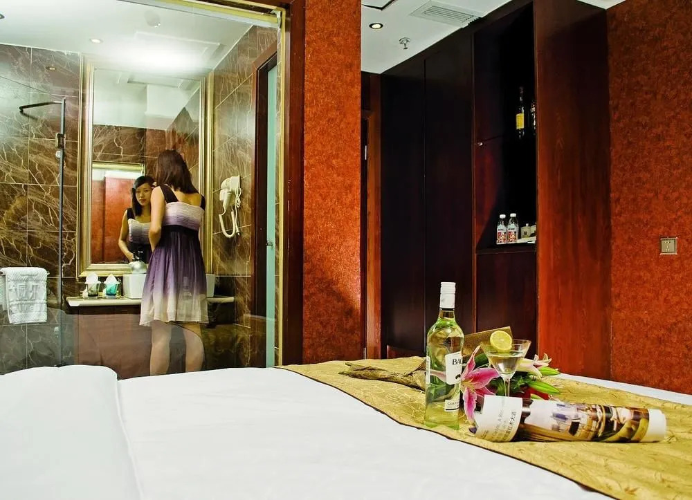 Chengdu Care U Well Hotel