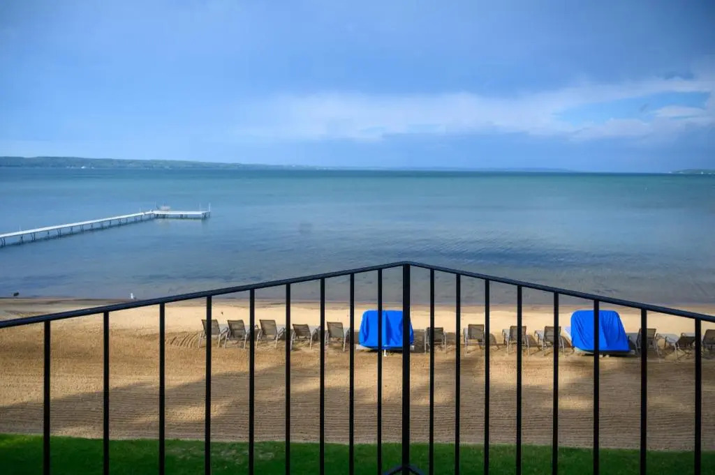 Pointes North Beachfront Hotel - 2 Person Spa Tub Studios