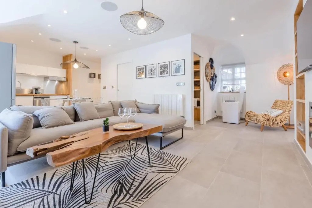 SERRENDY Stylish 2-bedroom apartment 1-minute walk to beaches