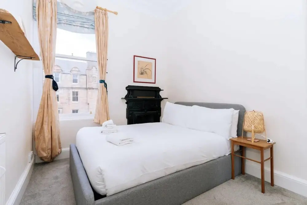Spacious 3 Bedroom Flat in Edinburgh
