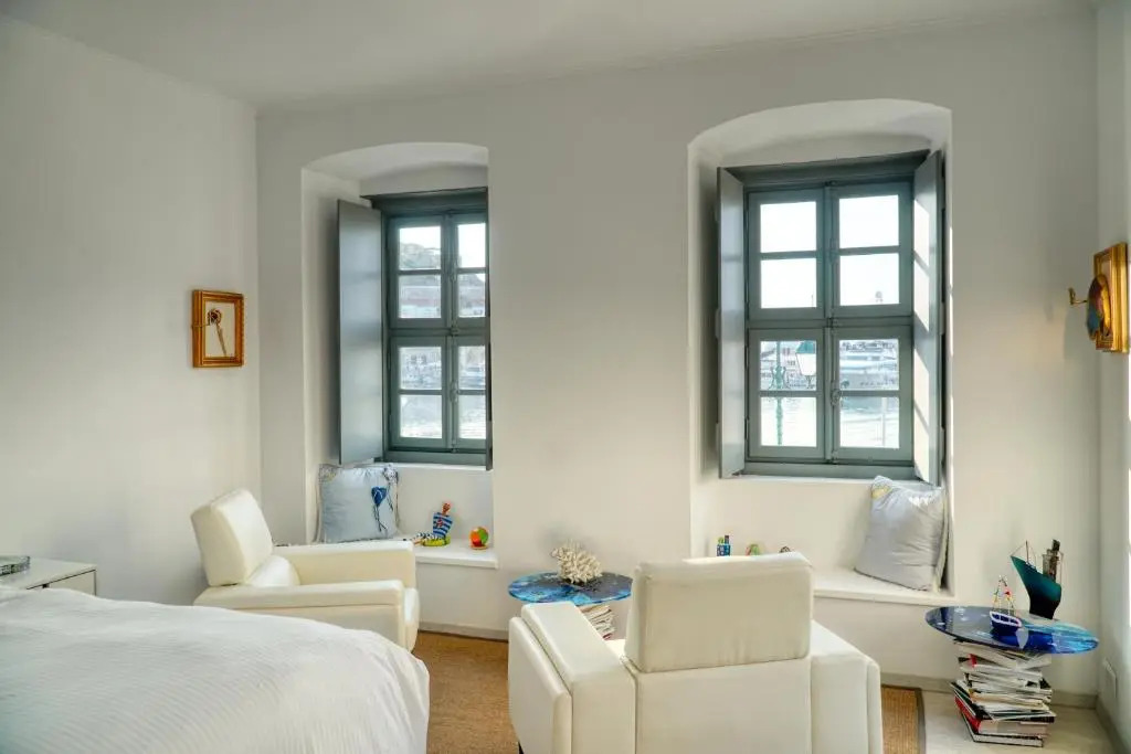 MyCrown Suite, Luxurious apartment with sea view located at the port of Hydra