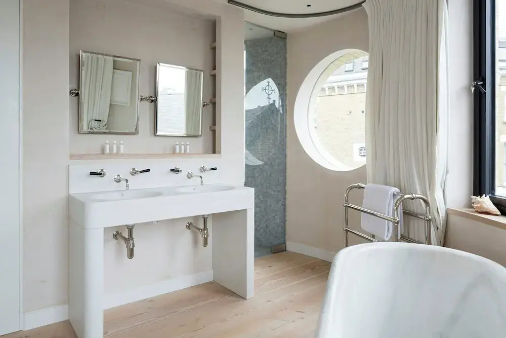Blythe Road by Onefinestay