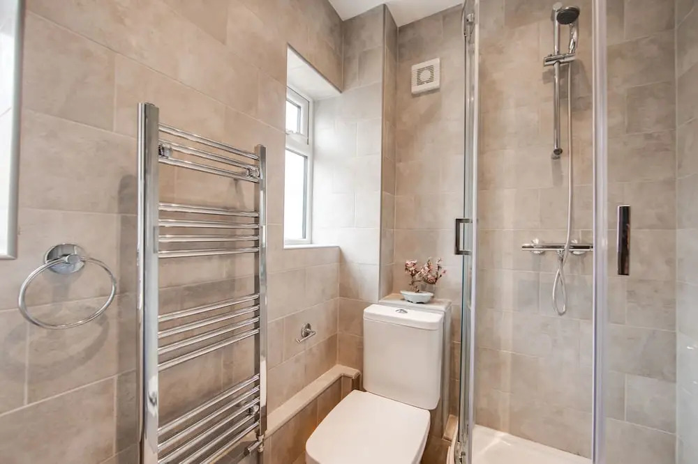 4 Bed - Sleeps 6 - Private Garden - Free Parking