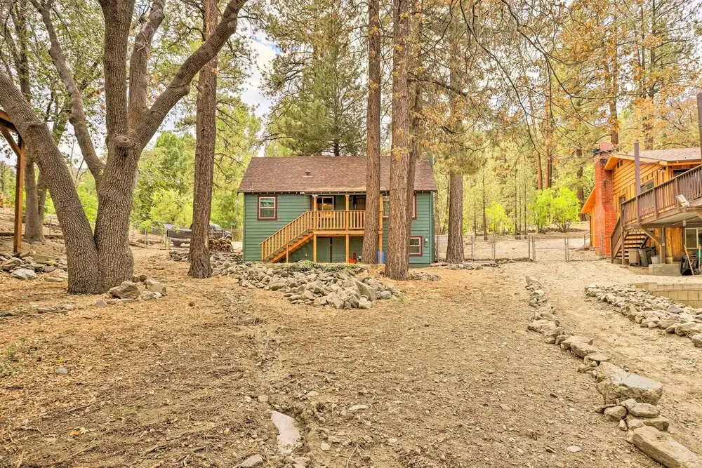 Wrightwood Cabin w/ Cozy Interior!