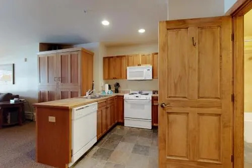 Red Hawk Lodge 2200