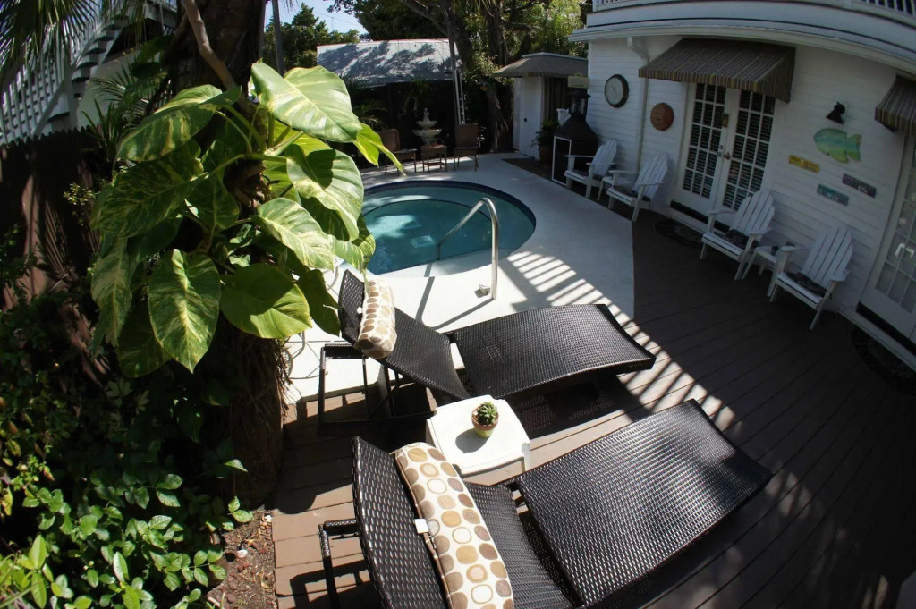 Seascape Tropical Inn