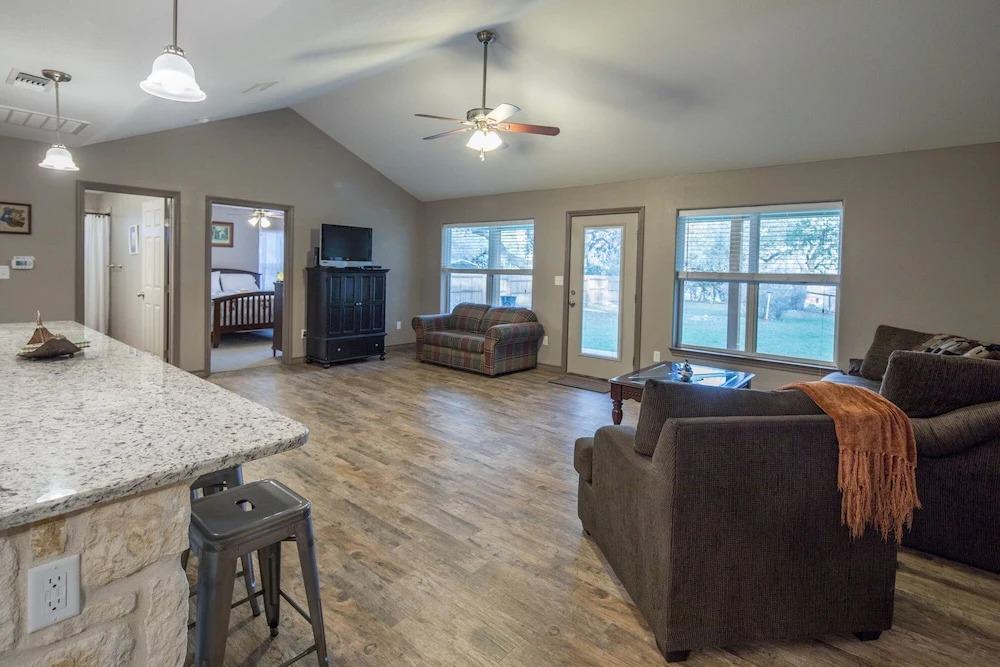 Duke's Horseshoe House 3 Bedrooms 2.5 Bathrooms Home