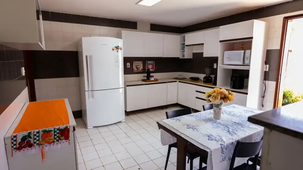 Casa com Wi-fi Piscina e Garagem a 550m da Praia