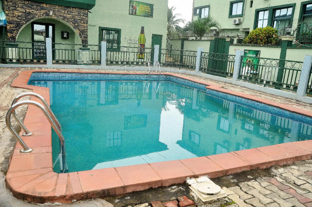 Oyins Holiday Inn Annex