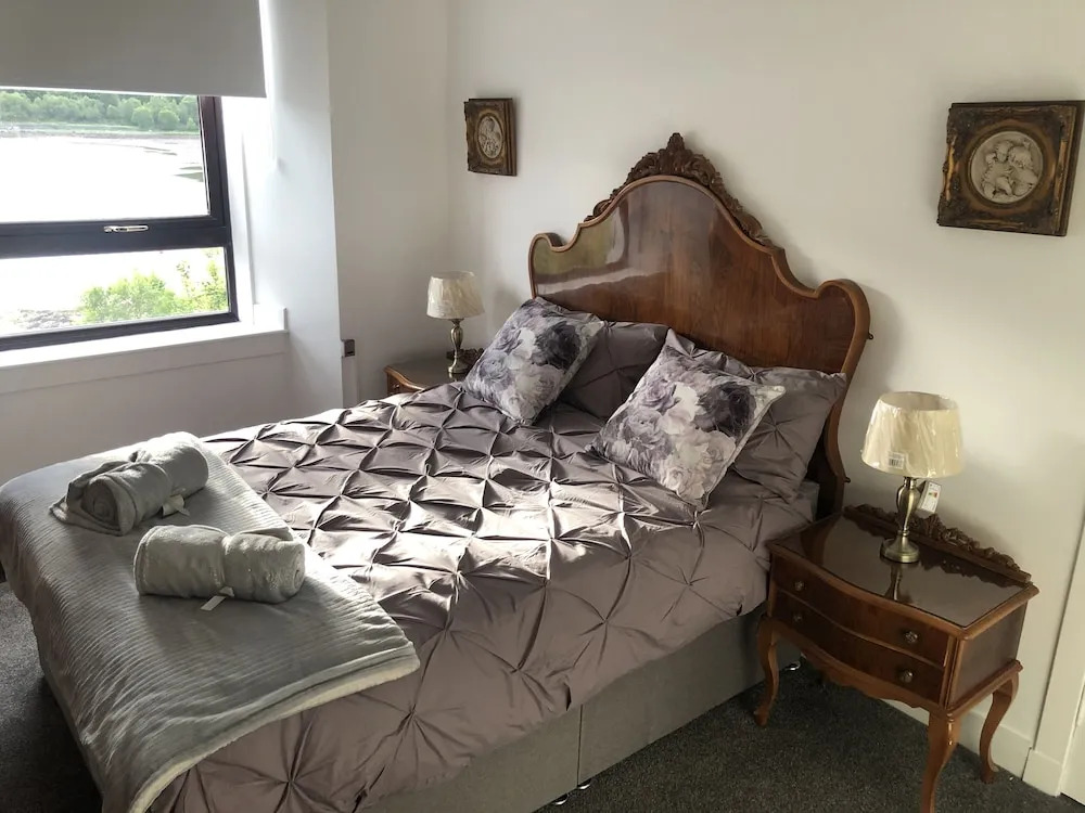 Amazing Alps and Loch views - HOT TUB and pet friendly