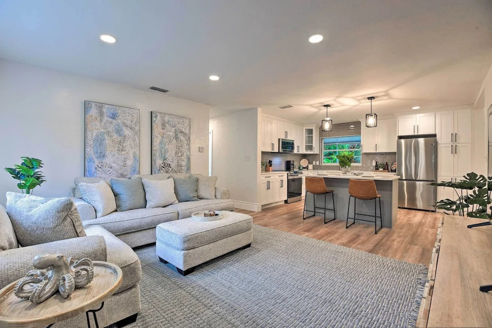 Walk to Restaurants: Sarasota Home w/ Lanai!