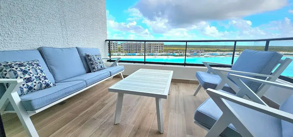 The Beach Spacious 2 Bedroom 2 Bath Apartment on top Floor With Stunning Views