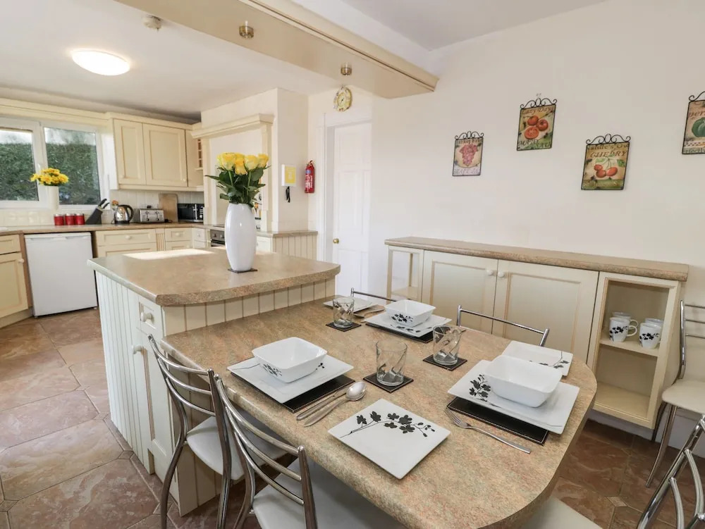 11 Glyn Garth Mews